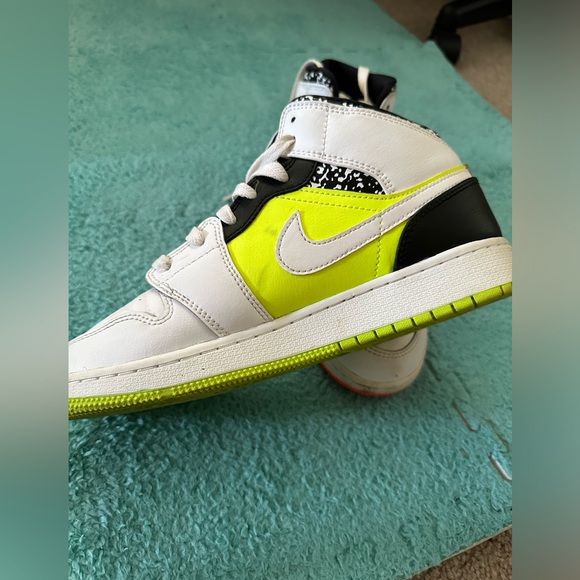 Jordan 1 Mids Composition Notebook Size 6.5Y - Picture 3 of 5